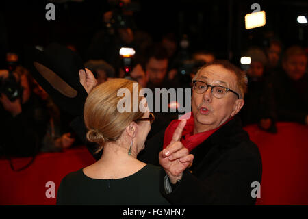 Berlin, Allemagne. 20 Février, 2016. Le président du jury Meryl Streep arrive avec le président de la Berlinale Dieter Kosslick pour la cérémonie de remise des prix au cours de 66e Festival International du Film de Berlin. Credit : Jake Ratz/Alamy Live News Banque D'Images