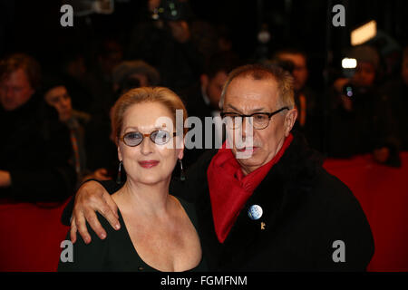 Berlin, Allemagne. 20 Février, 2016. Le président du jury Meryl Streep arrive avec le président de la Berlinale Dieter Kosslick pour la cérémonie de remise des prix au cours de 66e Festival International du Film de Berlin. Credit : Jake Ratz/Alamy Live News Banque D'Images