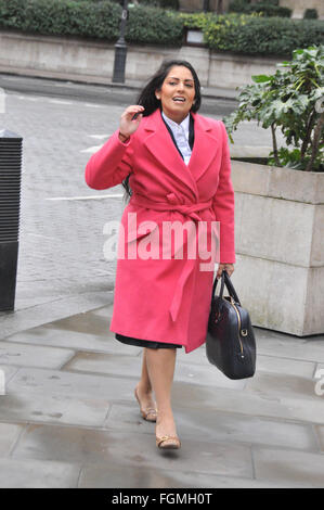 Londres, Royaume-Uni, 21 février 2016, Priti Patel arrive à la BBC studios. David Cameron et Nigel Farage arrivent à BBC studios apparaissent sur l'Andrew Marr show. Credit : JOHNNY ARMSTEAD/Alamy Live News Banque D'Images