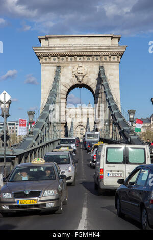 La circulation sur le Pont des chaînes Széchenyi Banque D'Images