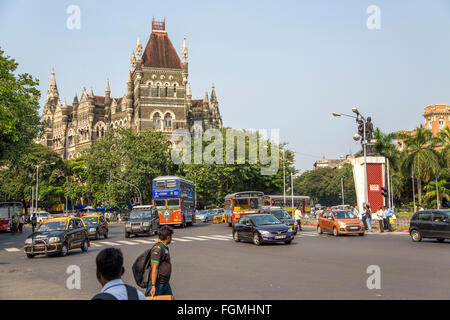 Des personnes non identifiées par les bâtiments orientaux à Mumbai, Inde. Banque D'Images