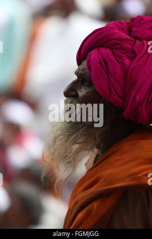 Pune, Inde - le 11 juillet 2015 : un portrait d'un vieux Pèlerin indien au cours de la pèlerinage Wari/festival, à Pune, en Inde. Banque D'Images