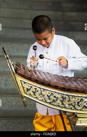 Garçon non identifié jouant du xylophone sur la rue de Bangkok, Thaïlande. Banque D'Images