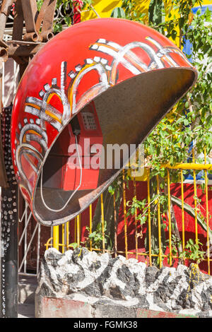 Art cubain décoratif autour de téléphone téléphone au Callejon de Hamel, La Havane, Cuba, Antilles, Caraïbes, Amérique Centrale Banque D'Images