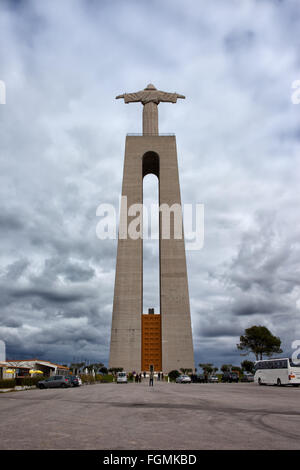 Christ Roi (Portugais : Cristo Rei) monument à Almada, Portugal, face à Lisbonne Banque D'Images