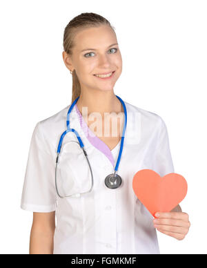 Femme médecin tenant à la main du papier rouge coeur Banque D'Images