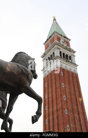 Cheval en bronze et le campanile de la Basilique St Marc balcon, Piazza San Marco, Venise, Vénétie, Italie, Mer Adriatique, de l'Europe Banque D'Images