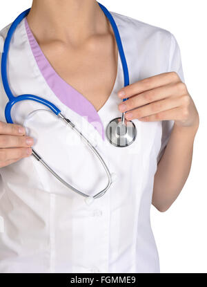 Femme médecin avec un stéthoscope, écoute isolé sur fond blanc Banque D'Images