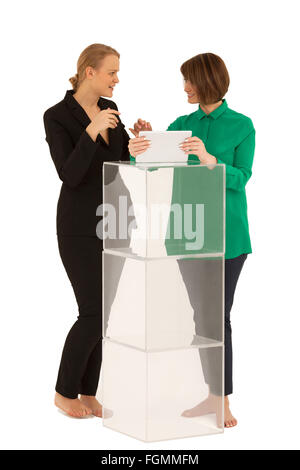 Deux femmes à la recherche de l'autre tout en parlant Banque D'Images