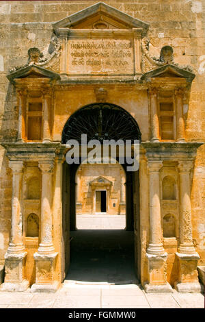 Spanien, Kreta, bei Chania, Akrotiri-Halbinsel, Kloster Moni Agia Triada, Eingangsportal zum Kloster im Stil der venezianis Banque D'Images