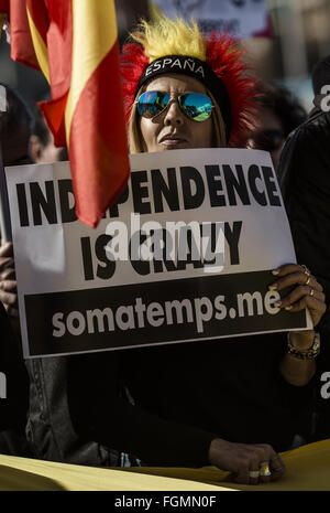 Barcelone, Catalogne, Espagne. Feb 21, 2016. Un manifestant anti-indépendantistes à Barcelone tenir son placard, lors d'une manifestation contre une indépendance de la Catalogne de l'Espagne Crédit : Matthias Rickenbach/ZUMA/Alamy Fil Live News Banque D'Images