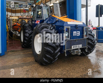 Station de sauvetage côtiers de la RNLI Redcar lancement véhicule de remorquage d'un talus d'ingénierie Clayton MO-4H en caoutchouc articulé tracteur fatigué Banque D'Images