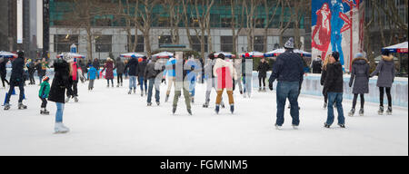 Les personnes bénéficiant de la patinoire en plein air libre de la neige à la Bank of America l'hiver Village de Bryant Park, New York Banque D'Images