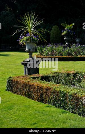 Rydal Hall, Rydal Village, Ambleside, Parc National de Lake District, Cumbria, England, UK. Jardins, pelouses, Jardin urnes, Banque D'Images