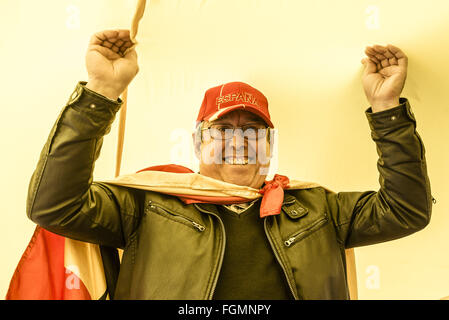 Barcelone, Catalogne, Espagne. Feb 21, 2016. Un anti-indépendance marches démonstrateur sous un drapeau espagnol géant pour protester contre une indépendance de la Catalogne de l'Espagne Crédit : Matthias Rickenbach/ZUMA/Alamy Fil Live News Banque D'Images