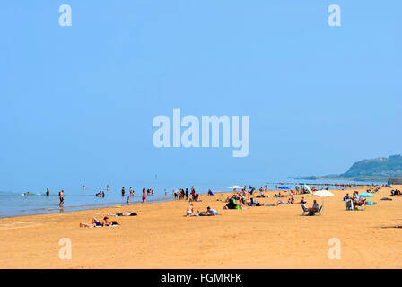 Les touristes se détendre sur la plage de Colwyn Bay Banque D'Images