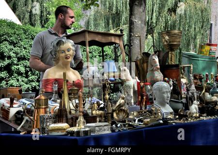 Une échoppe de marché la vente de bric-à brac et d'antiquités à Bruges, Belgique Banque D'Images