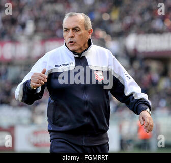 Turin, Italie. Feb 21, 2016. Fabrizio Castori, entraîneur-chef des FC Carpi, gestes au cours de la série d'un match de football entre Torino FC et FC Carpi. Le résultat final du match est 0-0 © Nicolò Campo/Pacific Press/Alamy Live News Banque D'Images