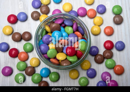 Chocolat Smarties colorés dans un bol en verre Banque D'Images