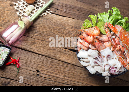 Mixte de fruits de mer avec sauce épicée traditionnelle thaïlandaise isolated on white Banque D'Images