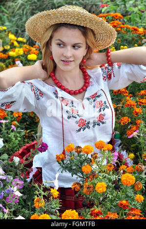 Ukrainian girl en vêtements traditionnels Banque D'Images