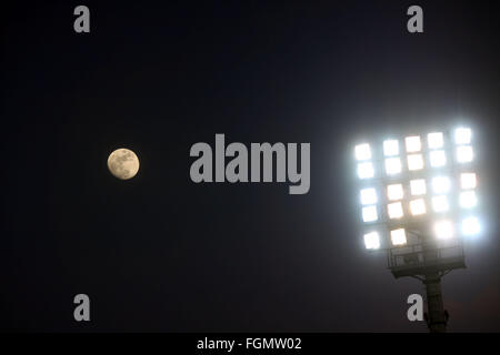 Vérone, Italie. Feb 20, 2016. La lune au cours de la Serie A italienne match de football entre l'Hellas Verona FC v AC Chievo Verona . L'Italien de série d'un match de football entre l'Hellas Verona FC v AC Chievo Verona, score final 3-1, buts de Vérone par Toni, Pazzini et Ionita, pour Chievo par Pellissier au stade Bentegodi de Vérone. © Andrea Spinelli/Pacific Press/Alamy Live News Banque D'Images