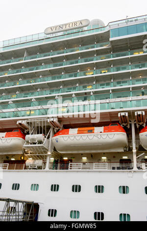 P&O cruise liner Ventura accosté à Zeebrugge en Belgique. Banque D'Images