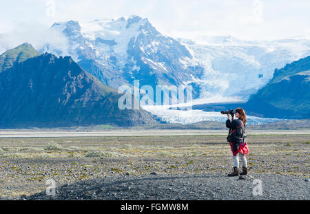 L'Islande glaciers majestueux de neige appelé Svinafellsjokull à droite et Skaftafellsjokill dans le parc national de Skaftafell au Sud Banque D'Images