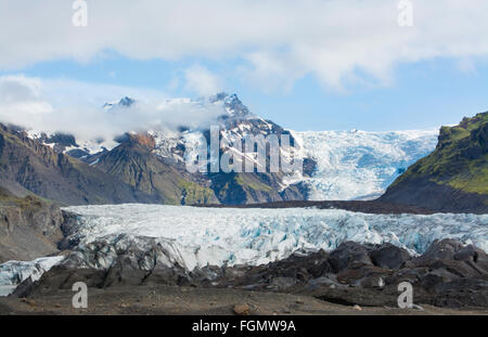 L'Islande glaciers majestueux de neige appelé Svinafellsjokull sur droite et gauche sur Skaftafellsjokill dans le parc national de Skaftafell j Banque D'Images
