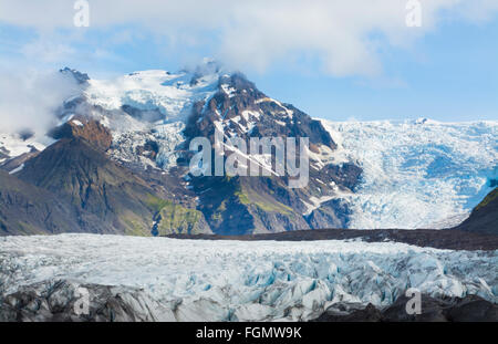 L'Islande glaciers majestueux de neige appelé Svinafellsjokull sur droite et gauche sur Skaftafellsjokill dans le parc national de Skaftafell j Banque D'Images