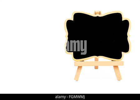 Mini chevalet bois tableau noir, côté droit vue, isolé sur blanc, avec chemin de détourage, copie espace disponible Banque D'Images