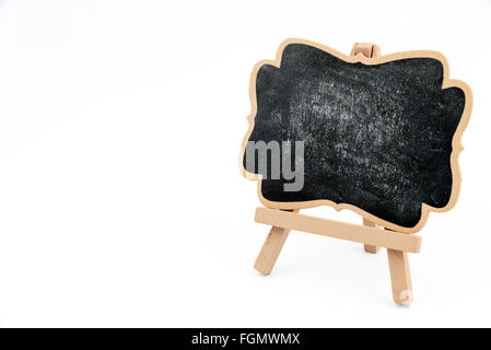 Mini chevalet bois tableau noir avec craie décolorées, côté droit de la surface vue, isolé sur blanc, avec chemin de détourage, copie espace disponible Banque D'Images