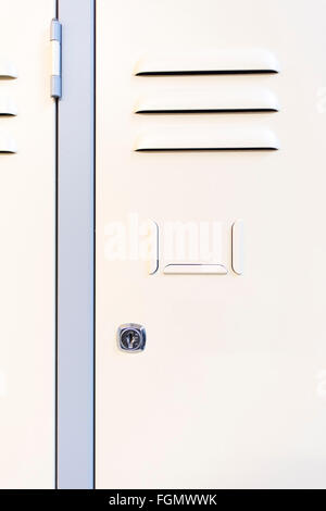 Casier de l'école faite de métal dans une ligne Banque D'Images