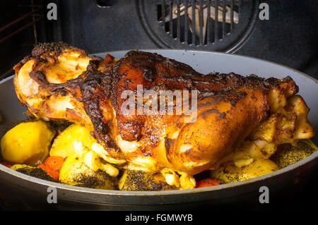 Cuisse de porc cuit au four avec des pommes de terre et épices Banque D'Images