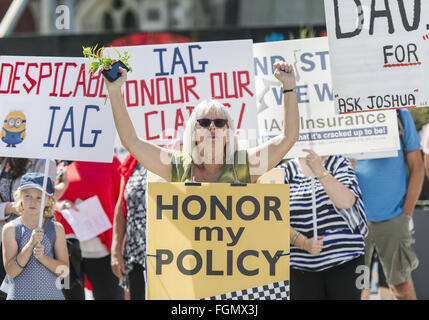 Christchurch, Nouvelle-Zélande. Feb 21, 2016. Des centaines d'habitants en colère protestent contre le manque de progrès réalisés par les compagnies d'assurance et le gouvernement Commission tremblement (CQE) dans le règlement des revendications contre les effets dévastateurs du tremblement de terre en 2011 ou de mauvaise qualité d'adressage ou réparations. bâclé La protestation vient un jour avant le cinquième anniversaire du séisme. © PJ Heller/ZUMA/Alamy Fil Live News Banque D'Images