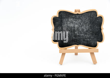 Mini chevalet bois tableau noir avec craie décolorées, côté droit de la surface vue, isolé sur blanc, avec chemin de détourage, copie espace disponible Banque D'Images
