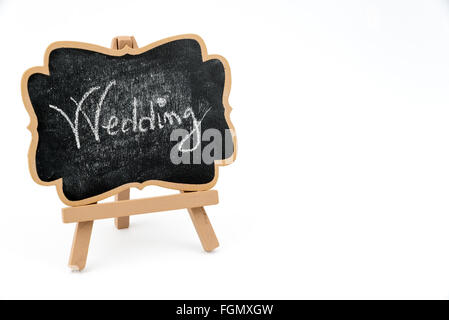 Mini chevalet bois tableau noir avec craie et surface décolorée, mariage texte vue du côté gauche, isolé sur blanc, avec chemin de détourage, copie espace disponible Banque D'Images