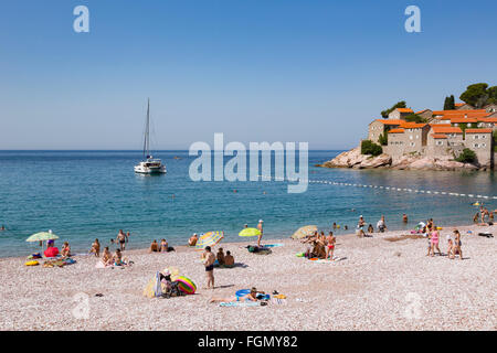 Sveti Stefan, près de Budva, Monténégro. Plage en face de l'île. Banque D'Images