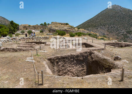 Mycènes, l'Argolide, Péloponnèse, Grèce. Les fouilles archéologiques en dehors des murs de la ville ancienne. Banque D'Images