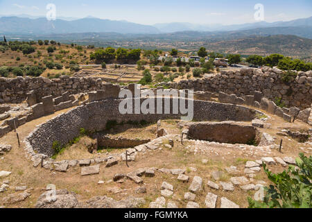 Mycènes, l'Argolide, Péloponnèse, Grèce. Un cercle grave, datant du 16e siècle avant J.-C., à l'intérieur des murs de la citadelle de la ville. Banque D'Images