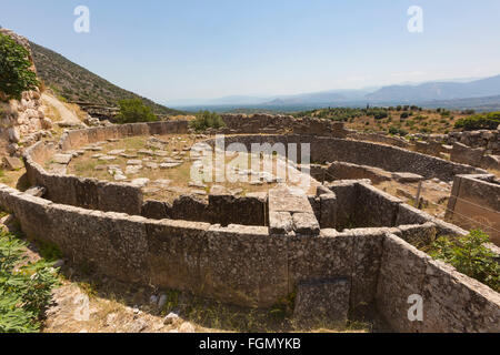 Mycènes, l'Argolide, Péloponnèse, Grèce. Un cercle grave, datant du 16e siècle avant J.-C., à l'intérieur des murs de la citadelle de la ville. Banque D'Images