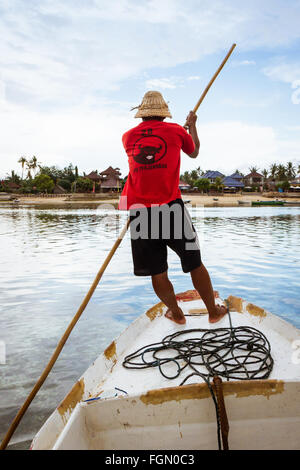 De nombreux villageois ont évolué à partir de la culture d'algues à des activités touristiques, comme offrir des excursions de plongée. Jun Banque D'Images