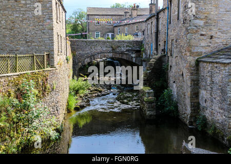 Vieux pont de pierre sur la Rivière Ure, Hawes, North Yorkshire, Angleterre Banque D'Images