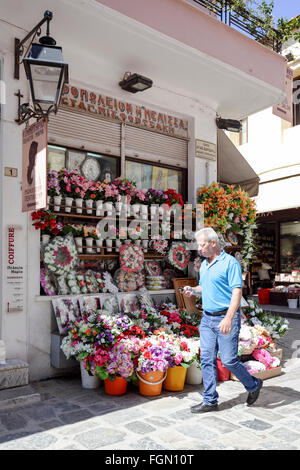 Joliment orné de détail fleuriste crétois avec middle aged man walking en face de la boutique. Banque D'Images