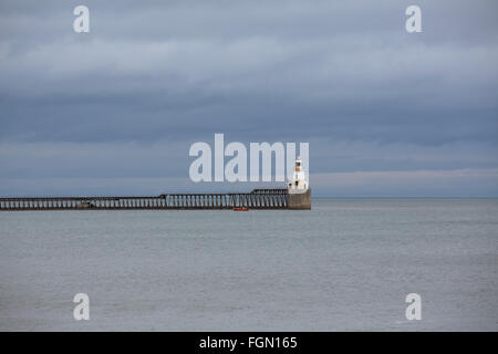 Le phare sur la jetée de Blyth dans le Northumberland, en Angleterre. La jetée s'avance dans la mer du Nord. Banque D'Images