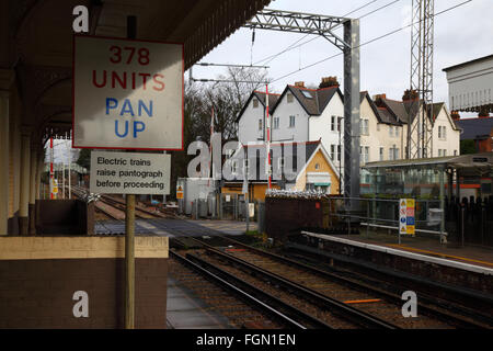 Inscrivez-vous raconter les trains électriques pour relever le pantographe avant de continuer, Acton Acton Central station, Overground, Londres, Angleterre Banque D'Images