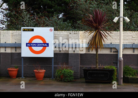 Les plantes en pot et signe sur la plate-forme à la gare centrale d'Acton Overground, Acton, Londres, Angleterre Banque D'Images