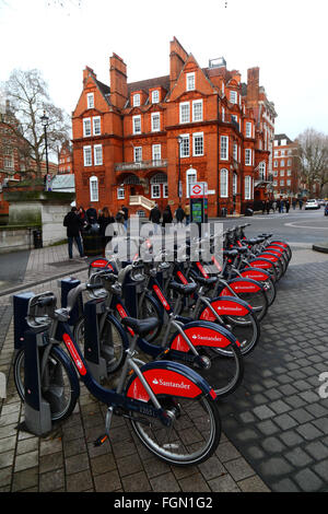 Cycles de Santander de louer des vélos à une station d'dans Exhibition Road, Kensington, Londres, Angleterre Banque D'Images