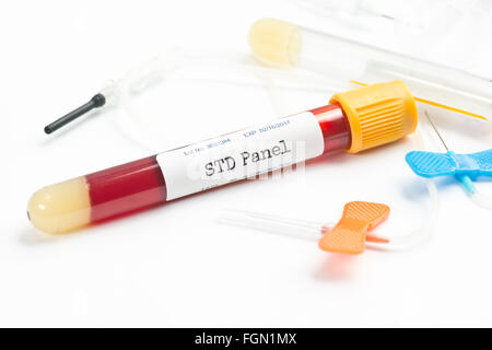 Analyse de sang STD avec du tube de prélèvement laboratoire de virologie demande. Les étiquettes et le document sont fictifs et créé par le photographe Banque D'Images