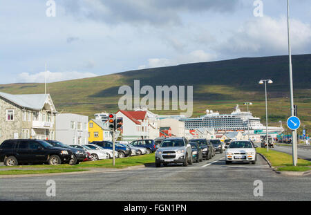 L'Islande Akureyri centre-ville centre de la deuxième plus grande ville et le trafic des navires de croisière en arrière-plan Rue Glerargata Banque D'Images